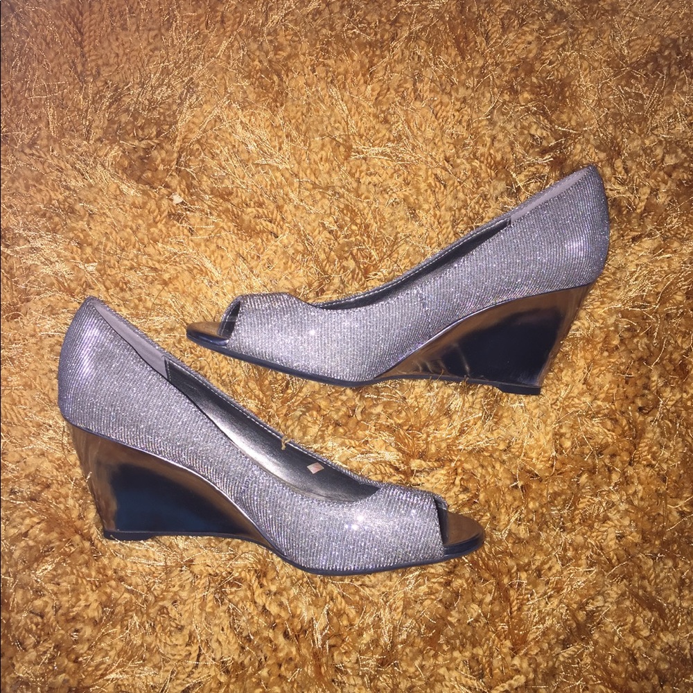 💖bandolino silver "glitter" peep toe heels!